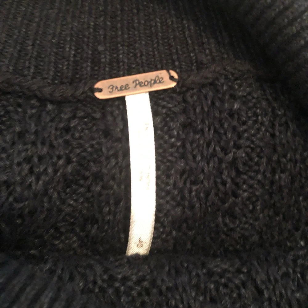 Free People off-the-shoulders black long sleeve sweater size L - Picture 3 of 10